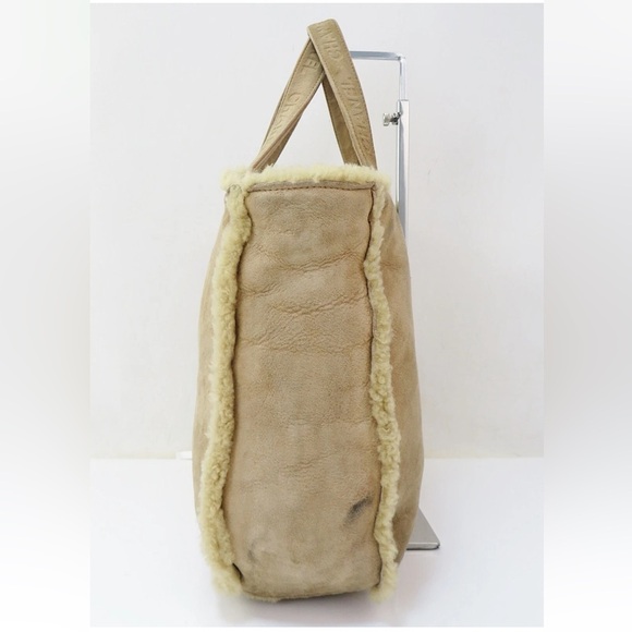 CHANEL Beige Shearling Tote - Picture 3 of 16